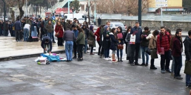 İş başvurusuna geldi, kuyruğu fırsata çevirdi