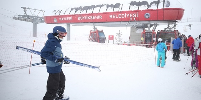 Erciyes'te kar kalınlığı 2 metreye yaklaştı