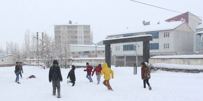 Okullar tatil olunca kara kışı eğlenceye çevirdiler