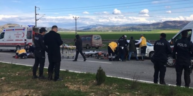 Ehliyetsiz sürücünün çarptığı araçtaki 2 kişi öldü