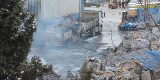 Kimsayal madde yüklü TIR alev aldı, 6 işçi dumandan etkilendi