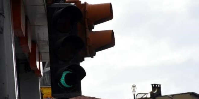 Trafik lambalarndaki yeil klar 'hilal' eklini ald