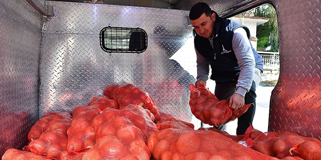İzmir'de dar gelirli ailelere patates soğan yardımı