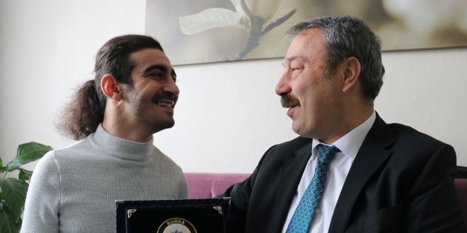 Emniyet müdüründen engelli gence rozet sürprizi