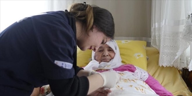 Evde bakım hizmetiyle hayata tutunuyorlar