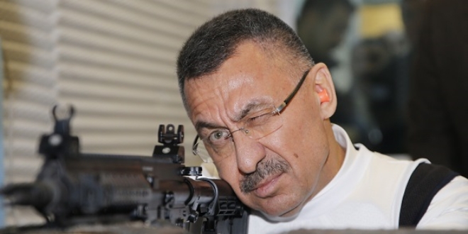 Cumhurbaşkanı Yardımcısı Oktay, milli piyade tüfeği ile atış yaptı