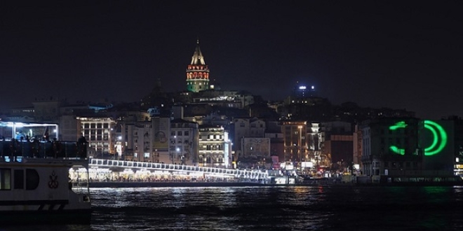 İstanbul'un sembolleri Yeşilay Haftası için ışıklandırıldı