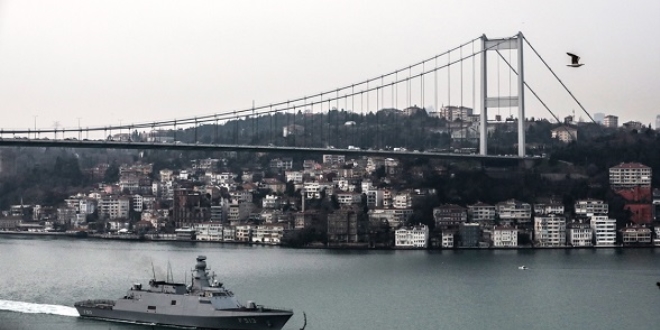 Türk savaş gemileri İstanbul Boğazı'ndan geçti