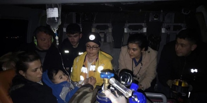Metal para yutan çocuk helikopterle hastaneye ulaştırıldı