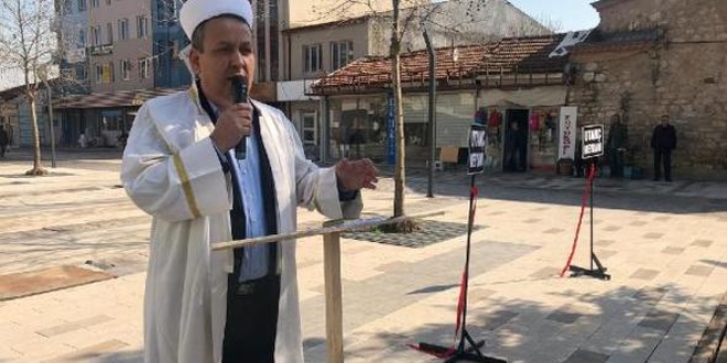 Mitingden sonra imam cübbesi giyip dua etti