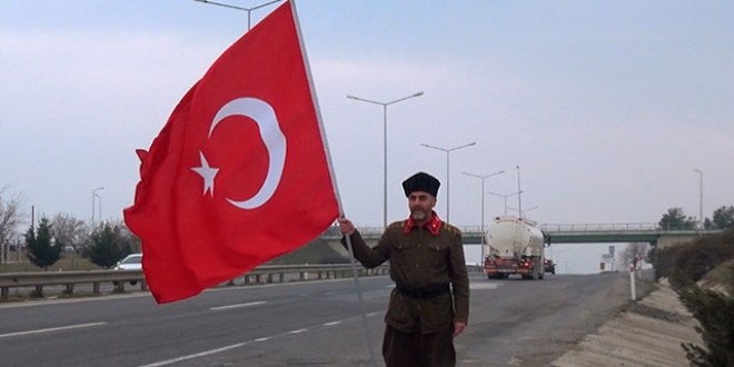 Tek başına Çanakkale'ye yürüyor