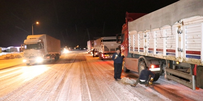 Erzincan'da ulaşıma kar ve tipi engeli