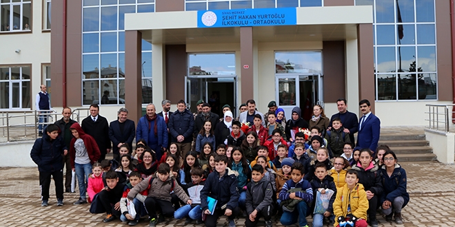 Şehit annesi, oğlunun ismini okulda görünce duygulandı
