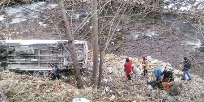 niversitelileri tayan minibs devrildi: 12 yaral