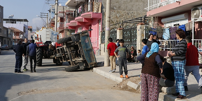 İzmir'de traktör römorku devrildi: 9 yaralı