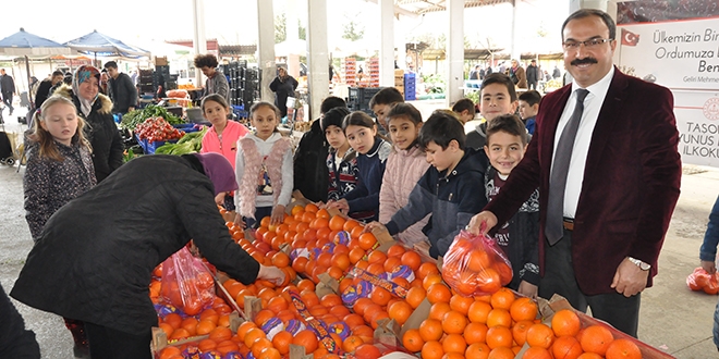 Öğrenciler Mehmetçikler için 1 ton portakal sattı