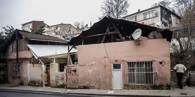 Herkes o ismi merak ediyor! Evlere para dolu zarf bırakıyorlar