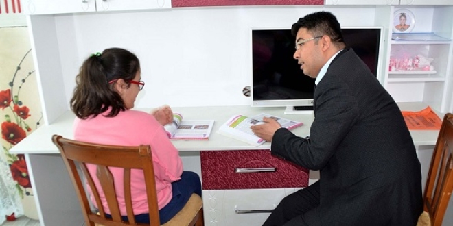 Engelli Meryem'in evde eğitim mutluluğu