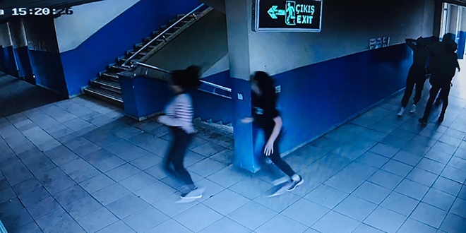 Okul basan 9 öğrencinin görüntüleri kamerada