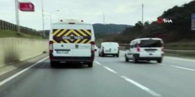 Okul servisiyle makas atan trafik magandas kamerada