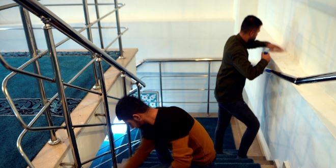 niversite rencilerinden gnll cami temizlii