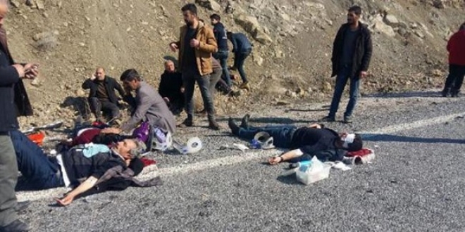 Kazada yol ortasında can pazarı: 2'si ağır 8 yaralı
