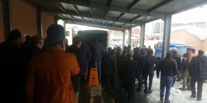 Öğretmen evinde ölü bulundu
