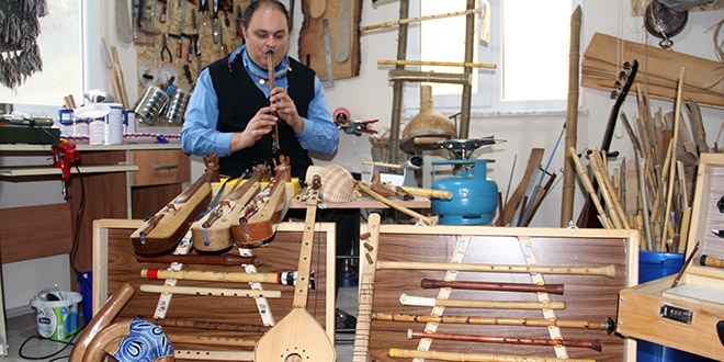 Müzik öğretmeni, 11 müzik aletine hayat veriyor