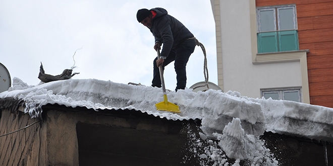 Çatılarda biriken karlar ekmek kapısı oluyor