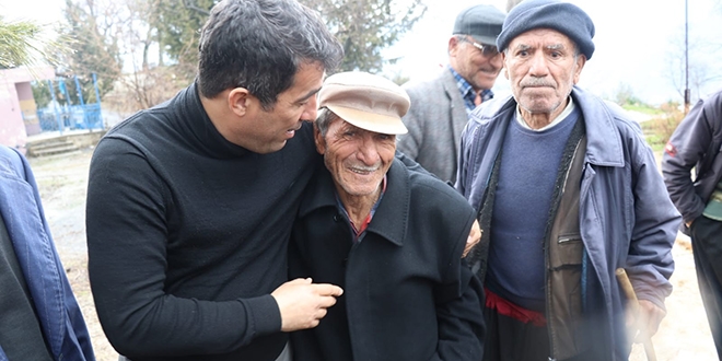 Başkan adayı üşüyen yaşlı adam paltosunu hediye etti
