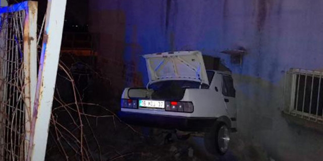 Evden içeri giren otomobil askıda kaldı: 2 yaralı
