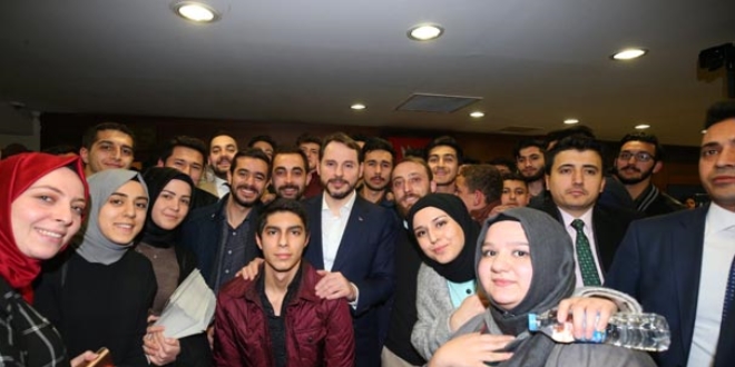 Bakan Albayrak gençlerle bir araya geldi
