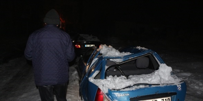 Çatılardan düşen kar ve buz kütleleri 10 aracı hurdaya çevirdi