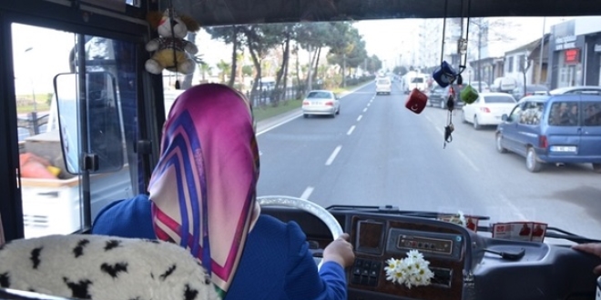 Kadın belediye başkan adayı kendi seçim aracını kendi kullanıyor