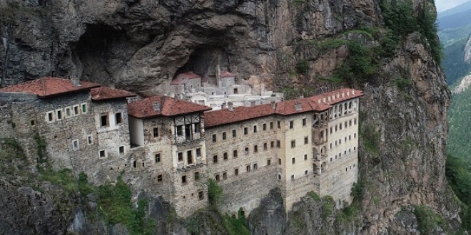 Smela Manastr'nn ilk blm ziyarete alyor