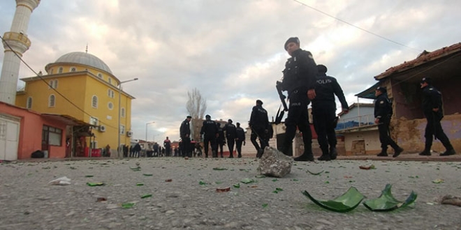 Cadde savaş alanına döndü, 200 polis müdahale etti