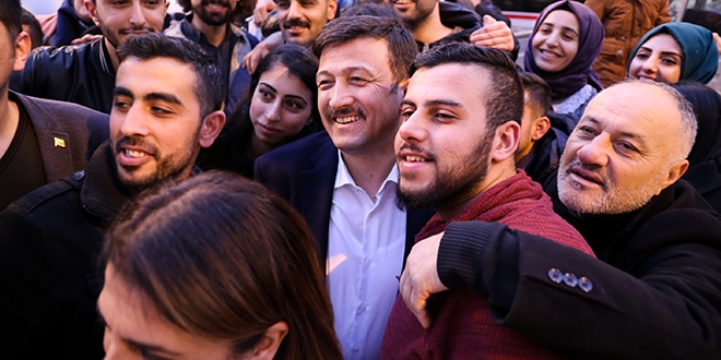 'Sorunları halının altına süpürerek süreci yönettiler'