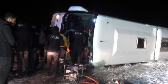 Sivas'ta yolcu otobs devrildi: 20 yaral