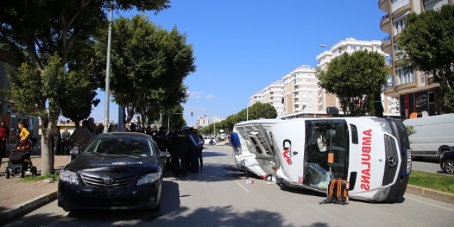 Antalya'da devrilen ambulansn arpt kii ld