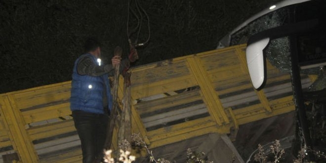 Balıkesir'de yolcu otobüsü ile kamyon çarpıştı: 2 ölü, 7 yaralı