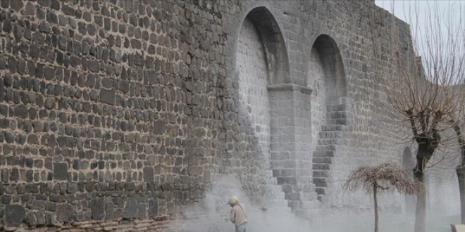 Tarihi surlar 'duvar yazıları'ndan arındırılıyor