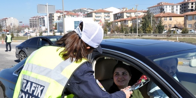 Polislerden kadınlara karanfil