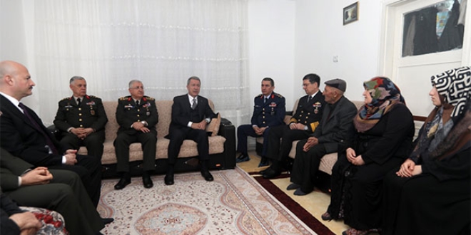 Bakan Akar ve komutanlardan taziye ziyareti