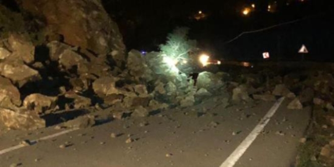 Tirebolu-Gümüşhane karayolu heyelan nedeniyle trafiğe kapandı