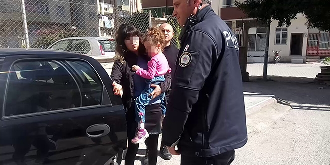 Annesinin otomobilde brakt ocuu polis kurtard