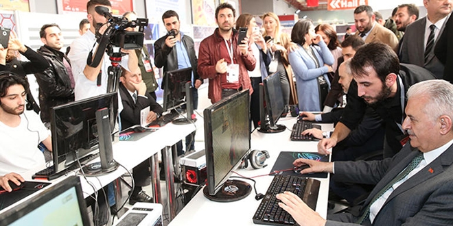 Binali Yıldırım 'PUBG' oynadı
