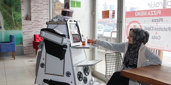 Bu kafede servisi robot yapyor