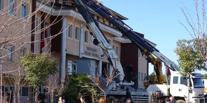Şanlıurfa'da ilçe adliye binasının çatısı çöktü