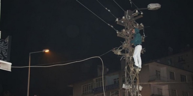 Çocuklarıyla görüşemedi elektrik direğine tırmandı