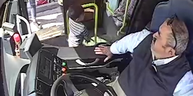 Yanlış otobüse binen minik yaramaz polisi alarma geçirdi